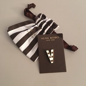 COPY - 🙌🏻 Henri Bendel “V” Pin